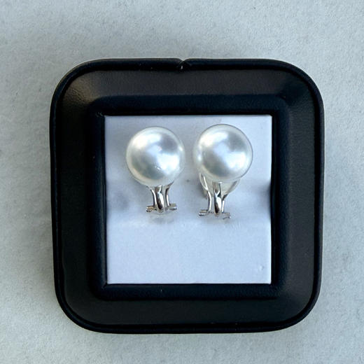 【挚友限定】(经典款)18K金澳白珍珠耳夹 扁圆形极光等级 商品图5