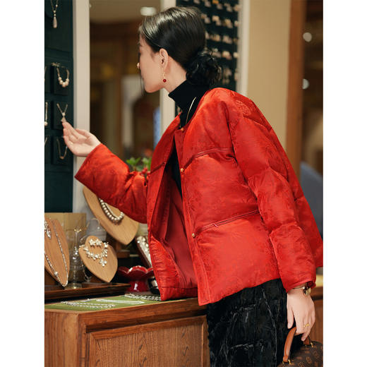 「自」全新升级【铂金会员809/天猫1089/差价280】(12129)洛诗琳新年红色战袍中式鹅绒服2025冬季国风桑蚕丝保暖外套 商品图0