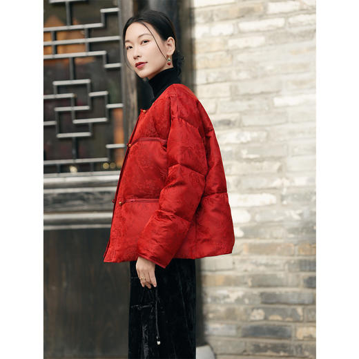 「自」全新升级【铂金会员809/天猫1089/差价280】(12129)洛诗琳新年红色战袍中式鹅绒服2025冬季国风桑蚕丝保暖外套 商品图2
