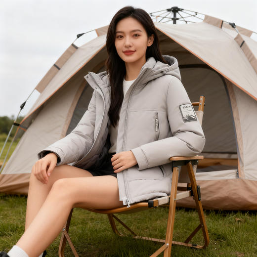 【Schenvega--石墨烯自发热羊毛外套】✅羊毛填充保暖度高；✅光感石墨烯内里锁温蓄热；✅三防科技面料，防泼水/防污/防风；✅立体修身显瘦版型告别臃肿；✅面料结实耐磨抗剐蹭；✅做工细节贴心到位！ 商品图2