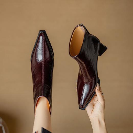 【预售5天】尖头粗跟压花格纹真皮秋冬加绒喜庆酒红时装高跟短筒马丁靴DB&M6105 商品图1