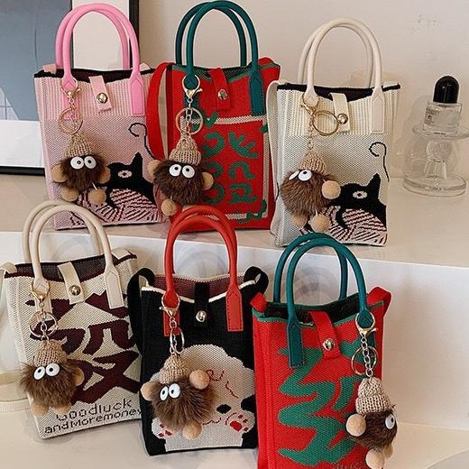 【新年针织发财包！拍下送萌趣挂件】新年红色中式喜庆卡通手机包 发财针织手提包 百搭便携零钱斜跨包 商品图0