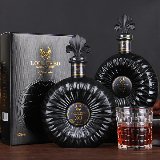 【酒液金黄清澈透亮！法国进口洋酒】烈性与风味交织，浓郁与纯净共舞。法国原酒进口洋酒40度xo白兰地路易弗雷德黑暗骑士700ml礼盒装 商品图0