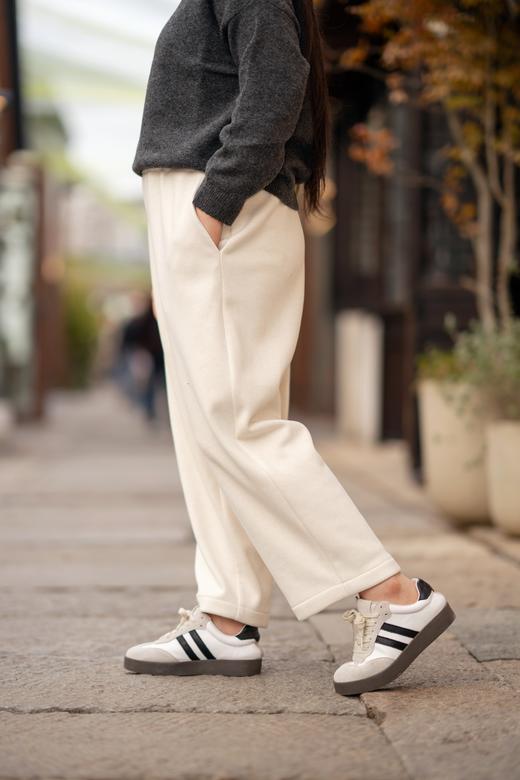 现货，今天发！【加绒牛奶裤】王炸裤🔥软软糯糯冬季百搭休闲裤，米杏色，松紧腰头，内层细密短绒，保暖舒适亲肤！面层面料：67%聚酯纤维，14.3%粘纤，7.8%锦纶，7.6%腈纶，3.3%羊毛 商品图3