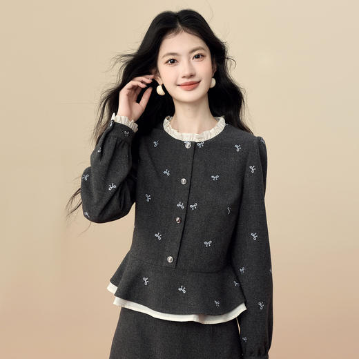 【12/24新品6.2折】熙世界小香风灰色毛呢套装裙女秋冬花边圆领刺绣上衣半身裙两件套 商品图4