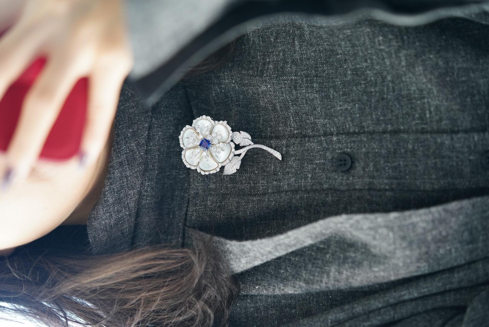 高定胸花白贝母