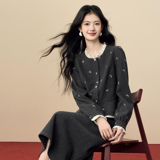 【12/24新品6.2折】熙世界小香风灰色毛呢套装裙女秋冬花边圆领刺绣上衣半身裙两件套 商品图1