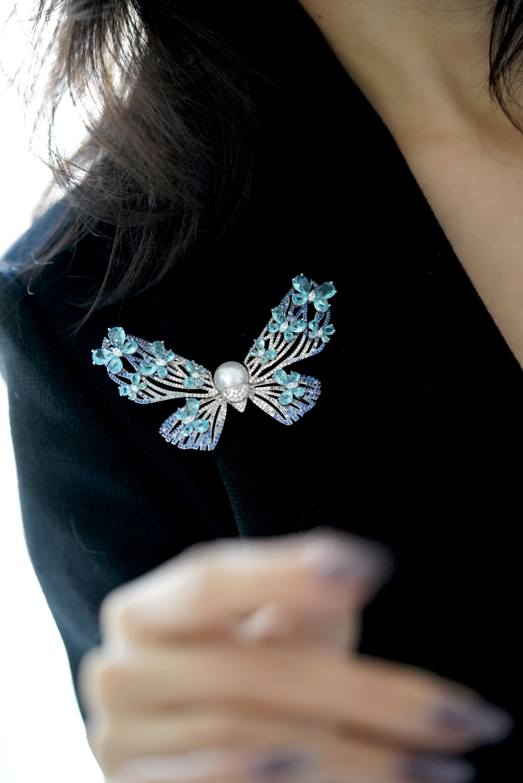 新款-蝶舞飞扬澳白胸针