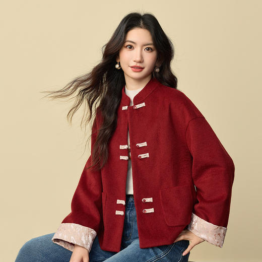 【12/24新品6.5折】熙世界新中式红色毛呢外套女冬季高级感气质国风盘扣短款呢子大衣 商品图4