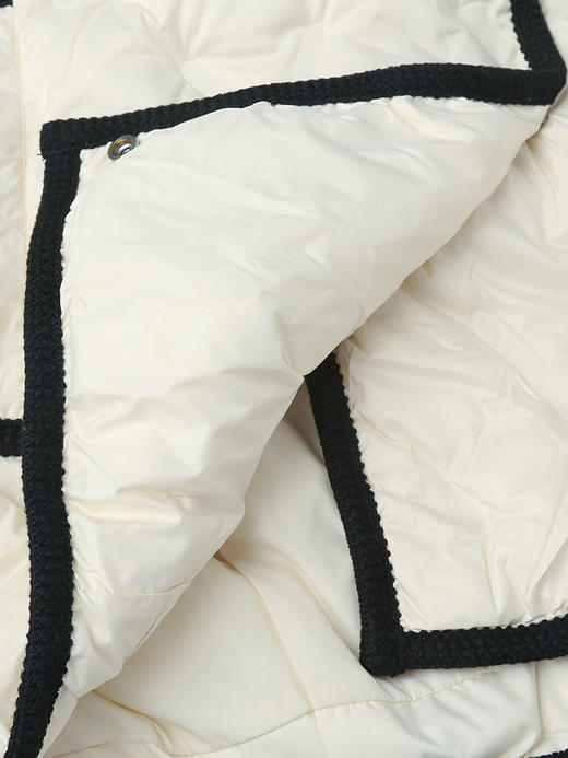 轻熟氛围感冬季保暖 奶油白菱格绗缝羽绒服 黑边撞色立领宽松短款休闲外套 商品图4