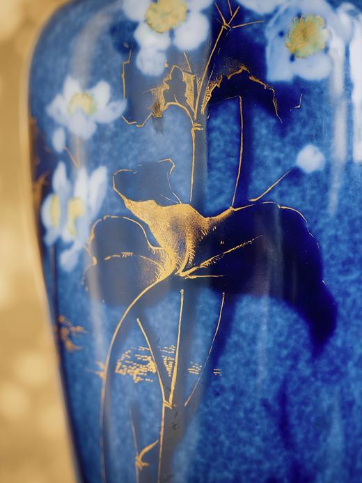 独角鹿西洋古董1893-1894年代法国御窑塞弗尔签名出品铜鎏金精雕底座嵌自然花卉主题手绘描金装饰云朵蓝釉瓷花瓶一对 商品图6