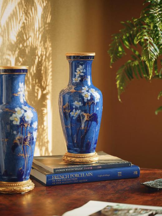 独角鹿西洋古董1893-1894年代法国御窑塞弗尔签名出品铜鎏金精雕底座嵌自然花卉主题手绘描金装饰云朵蓝釉瓷花瓶一对 商品图3