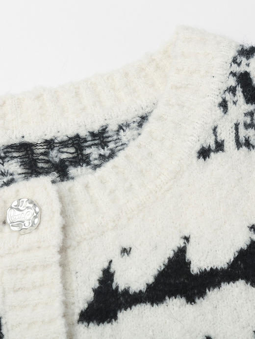 秋冬叠穿氛围感 黑白撞色字母卡通提花圆领开衫 水钻纽扣短款毛绒肌理针织外套 商品图2