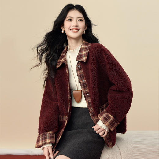 【12/24新品6.5折】熙世界圣诞穿搭红色圈圈呢短外套女冬季格纹翻领拼接仿羊毛绒上衣 商品图4