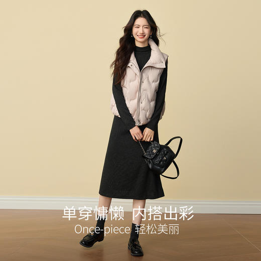 【12/24新品6.5折】熙世界轻熟风半高领针织连衣裙女秋冬内搭中长款黑灰色打底毛衣裙 商品图2