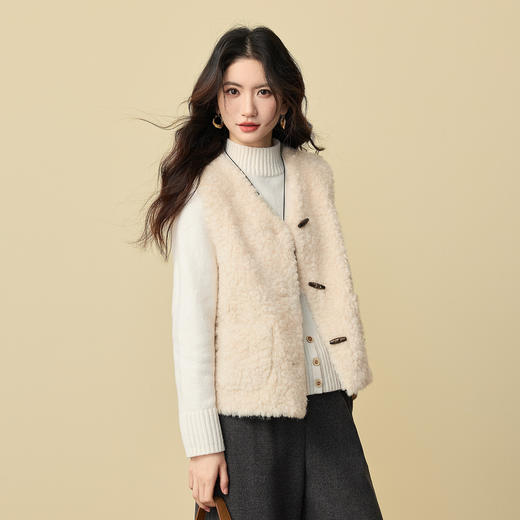 【12/24新品6.5折】熙世界仿貂毛皮草牛角扣马甲女秋冬无袖V领背心外穿马夹毛毛上衣 商品图3