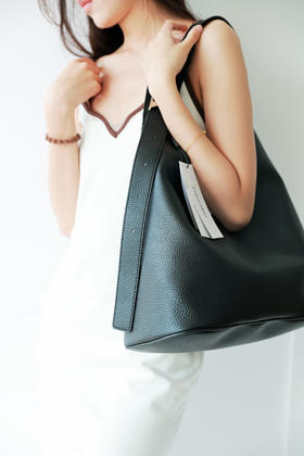 可单肩也可手提。法式名媛风复古气质黑色金属五金托特包C122308