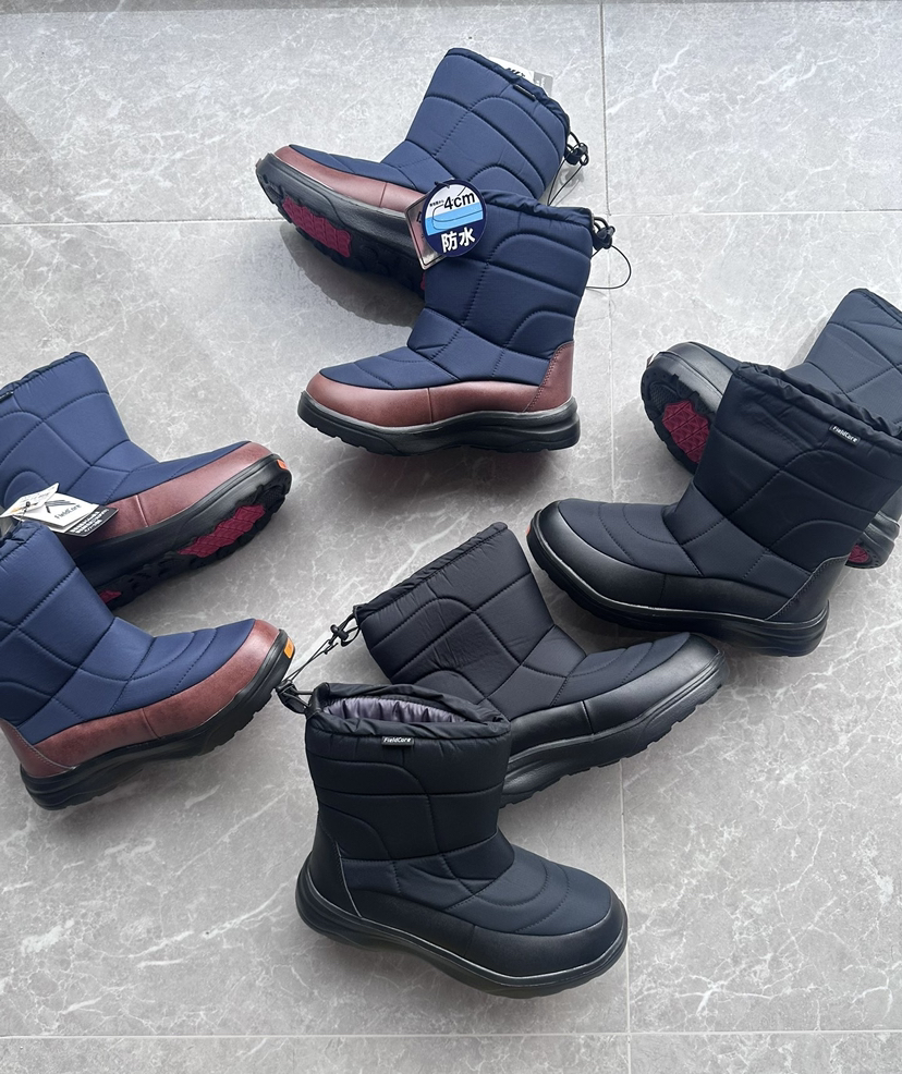 全新正品日单男女款加棉中帮雪地靴代购几百块出口剩余断码捡漏
25年新款日单雪地靴 代购最便宜都要几百块
黑色 藏青色
尺码SS-4L，数量不多
