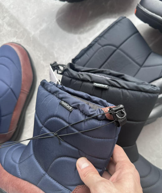 全新正品日单男女款加棉中帮雪地靴代购几百块出口剩余断码捡漏
25年新款日单雪地靴 代购最便宜都要几百块
黑色 藏青色
尺码SS-4L，数量不多 商品图3