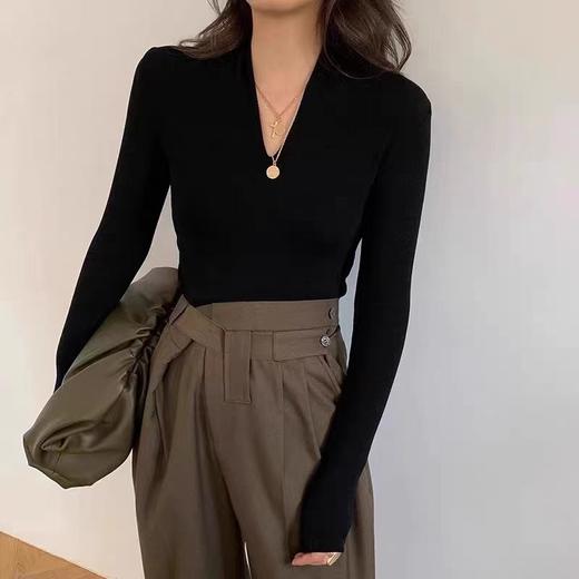 明晚 12 点下架【云柔甄选-卡码拍大】【闪电瘦瘦衣】凯特温斯顿早秋高级感V领打底衫女长袖t恤修身心机内搭打底上衣打底衫-FF 商品图1