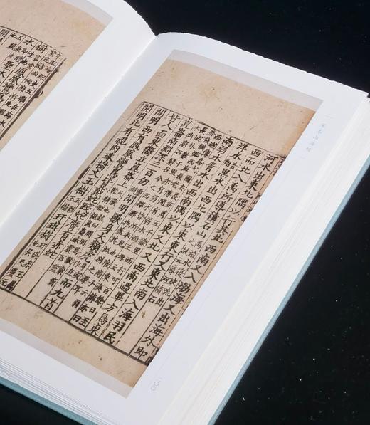 毛边本：《宋本山海经》，16开，布面精装，（晋）郭璞 注，国家图书馆出版社，2025年7月一版一印，定价：140，毛边本+定制藏书票+飞机盒版，售价140元。 商品图12