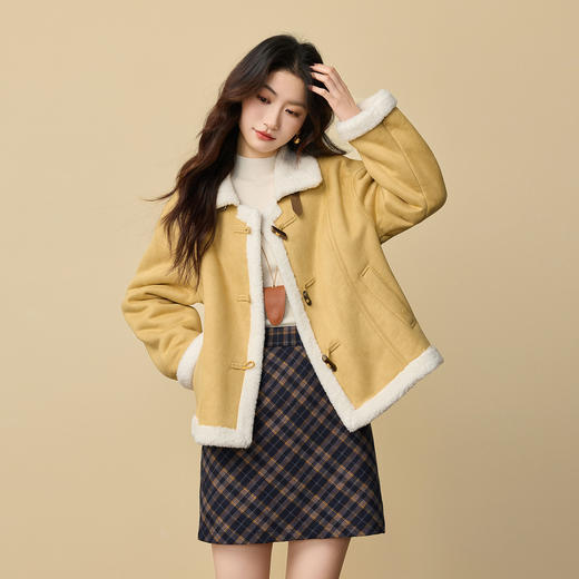 【12/24新品5.5折】熙世界复古港风皮毛一体外套冬季女装仿麂皮绒毛绒牛角扣短款大衣 商品图4