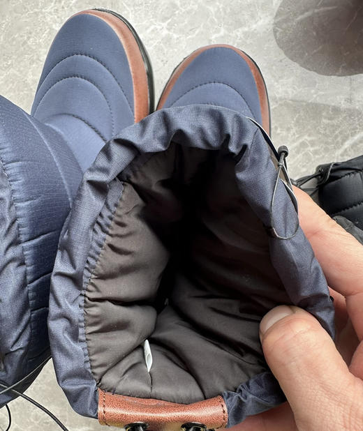 全新正品日单男女款加棉中帮雪地靴代购几百块出口剩余断码捡漏
25年新款日单雪地靴 代购最便宜都要几百块
黑色 藏青色
尺码SS-4L，数量不多 商品图4