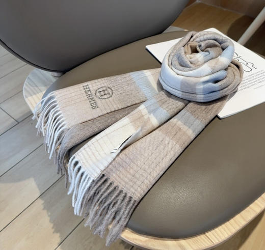 秋冬特惠💰300 上新！Hermes · 爱马仕男女围巾，大H难得一见的温柔配色 商品图8