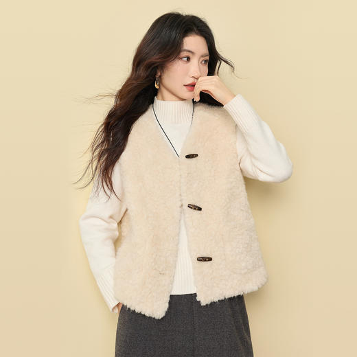 【12/24新品6.5折】熙世界仿貂毛皮草牛角扣马甲女秋冬无袖V领背心外穿马夹毛毛上衣 商品图4