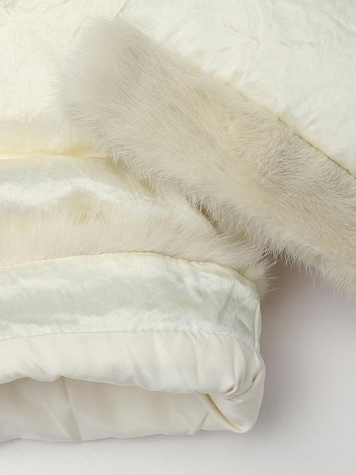 秋冬奶白缎面肌理 拼接毛绒盘扣羽绒服 宽松 V 领中式风休闲保暖短款外套 商品图3