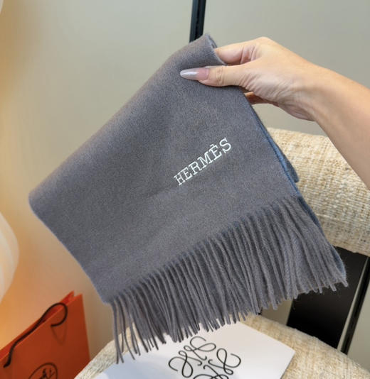 秋冬特惠💰320 2025年新款爱马仕男女同款围巾，难得一见的温柔配色 商品图3
