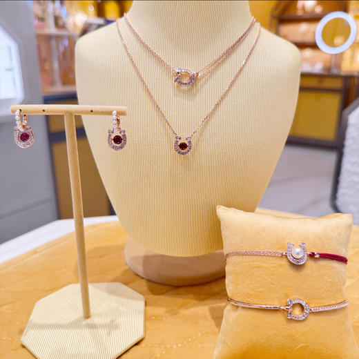 【2026年新款】Swarovski/施华洛世奇"红"运马蹄项链耳环耳钉配饰本命年送礼（顺丰速递） 商品图1