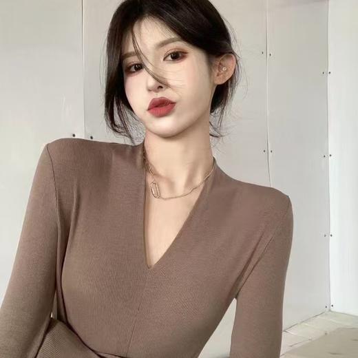 明晚 12 点下架【云柔甄选-卡码拍大】【闪电瘦瘦衣】凯特温斯顿早秋高级感V领打底衫女长袖t恤修身心机内搭打底上衣打底衫-FF 商品图2