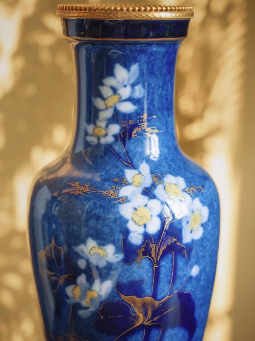 独角鹿西洋古董1893-1894年代法国御窑塞弗尔签名出品铜鎏金精雕底座嵌自然花卉主题手绘描金装饰云朵蓝釉瓷花瓶一对 商品图4
