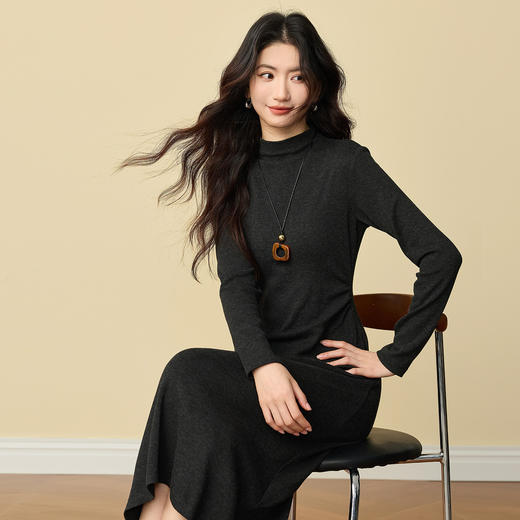 【12/24新品6.5折】熙世界轻熟风半高领针织连衣裙女秋冬内搭中长款黑灰色打底毛衣裙 商品图4