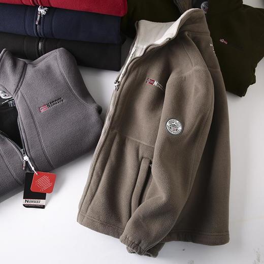 【多妈团购 出口挪威情侣款双面摇粒绒外套】小立领设计 加厚羊羔绒，精致刺绣标，两侧拉链口袋+内里两侧拉链口袋，袖口松紧防风，底部卡扣收腰，设计感十足-拟盛 商品图2