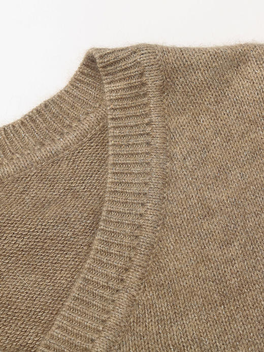 氛围感拉满 暖调驼色 V 领坑条肌理 宽松落肩款软糯舒适针织毛衣 商品图2