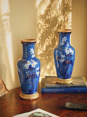 独角鹿西洋古董1893-1894年代法国御窑塞弗尔签名出品铜鎏金精雕底座嵌自然花卉主题手绘描金装饰云朵蓝釉瓷花瓶一对