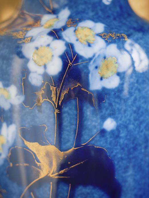 独角鹿西洋古董1893-1894年代法国御窑塞弗尔签名出品铜鎏金精雕底座嵌自然花卉主题手绘描金装饰云朵蓝釉瓷花瓶一对 商品图7