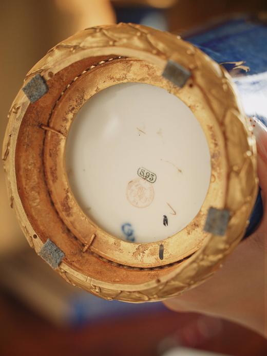 独角鹿西洋古董1893-1894年代法国御窑塞弗尔签名出品铜鎏金精雕底座嵌自然花卉主题手绘描金装饰云朵蓝釉瓷花瓶一对 商品图5