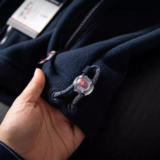 【多妈团购 出口挪威情侣款双面摇粒绒外套】小立领设计 加厚羊羔绒，精致刺绣标，两侧拉链口袋+内里两侧拉链口袋，袖口松紧防风，底部卡扣收腰，设计感十足-拟盛 商品图8