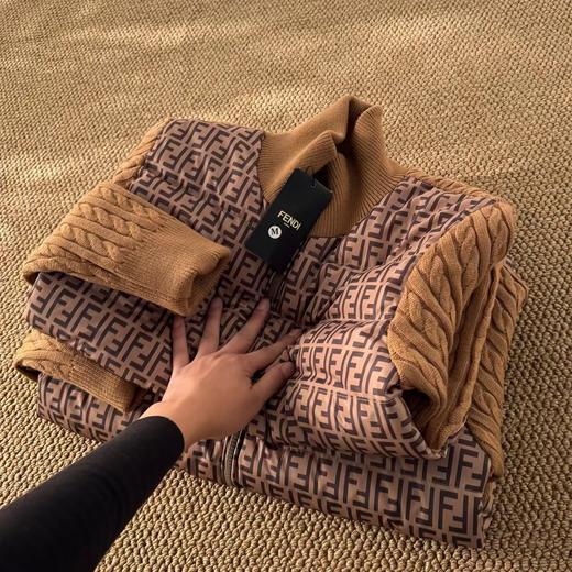 D122476轻盈保暖老花满印宽松针织袖羽绒服 商品图3