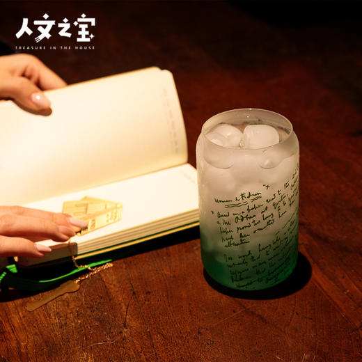 【人文之宝】吴尔夫系列·一间自己的房间手稿磨砂玻璃杯 商品图3