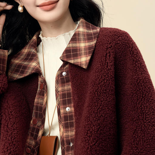【12/24新品6.5折】熙世界圣诞穿搭红色圈圈呢短外套女冬季格纹翻领拼接仿羊毛绒上衣 商品图3