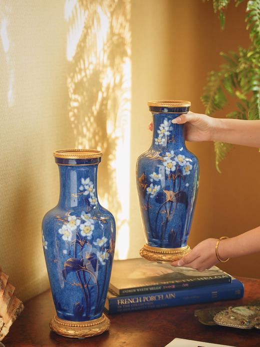 独角鹿西洋古董1893-1894年代法国御窑塞弗尔签名出品铜鎏金精雕底座嵌自然花卉主题手绘描金装饰云朵蓝釉瓷花瓶一对 商品图1