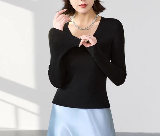 天鹅颈V领精纺羊毛打底衫 商品图3