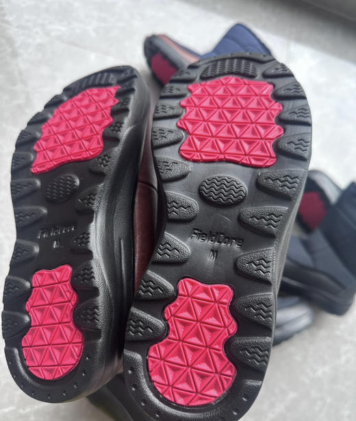 全新正品日单男女款加棉中帮雪地靴代购几百块出口剩余断码捡漏
25年新款日单雪地靴 代购最便宜都要几百块
黑色 藏青色
尺码SS-4L，数量不多 商品图5