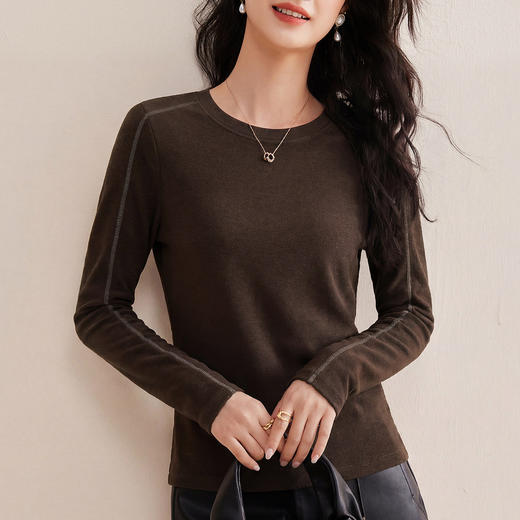 「自j」全新升级【铂金会员119/天猫159/差价40】(01716)洛诗琳休闲通勤打底衫2026新款圆领肩部撞色线条修身上衣 商品图2