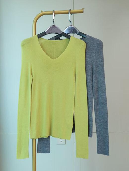 天鹅颈V领精纺羊毛打底衫 商品图0
