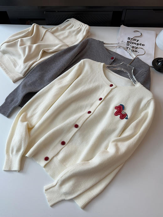 “马上有钱”刺绣小马趣味复古针织羊毛混纺开衫毛衣 商品图13